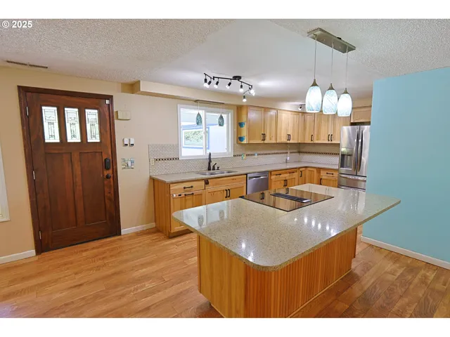 Kitchen-Breakfast Bar