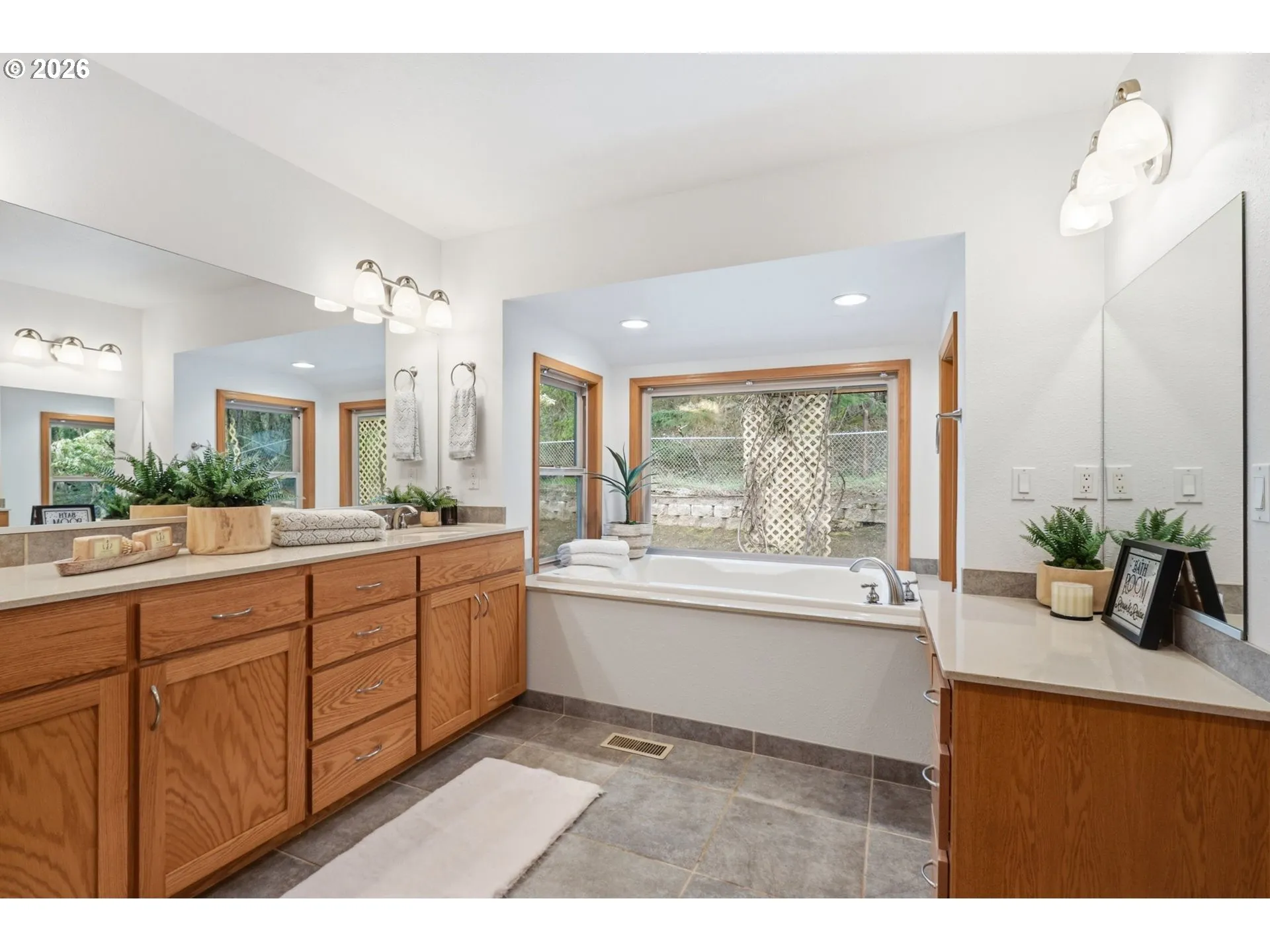Bathroom, Attached-Garden Tub
