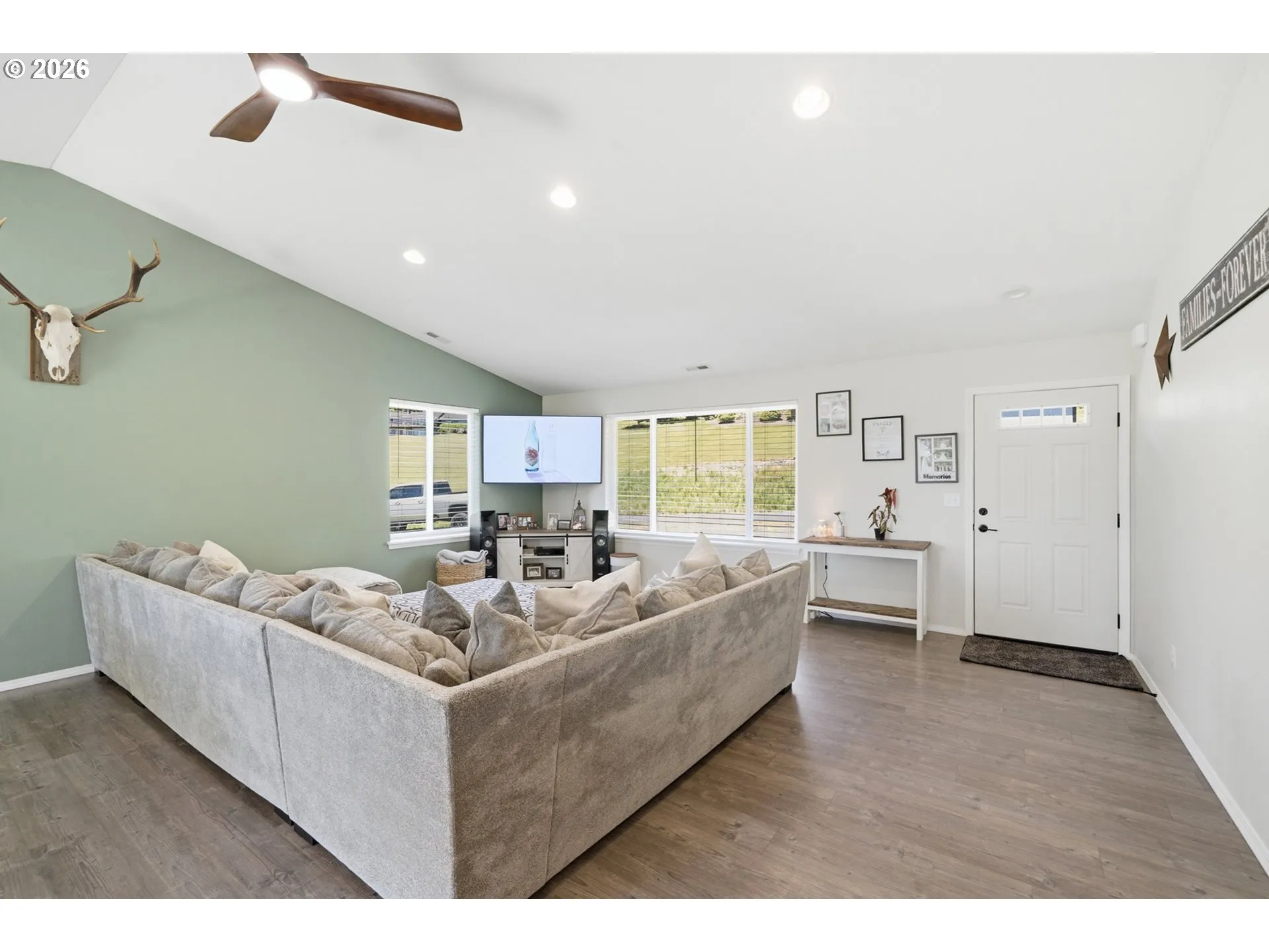 Living Room/Entrance