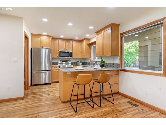Kitchen-Breakfast Bar
