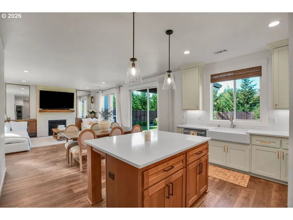 Kitchen/Dining Room-Island