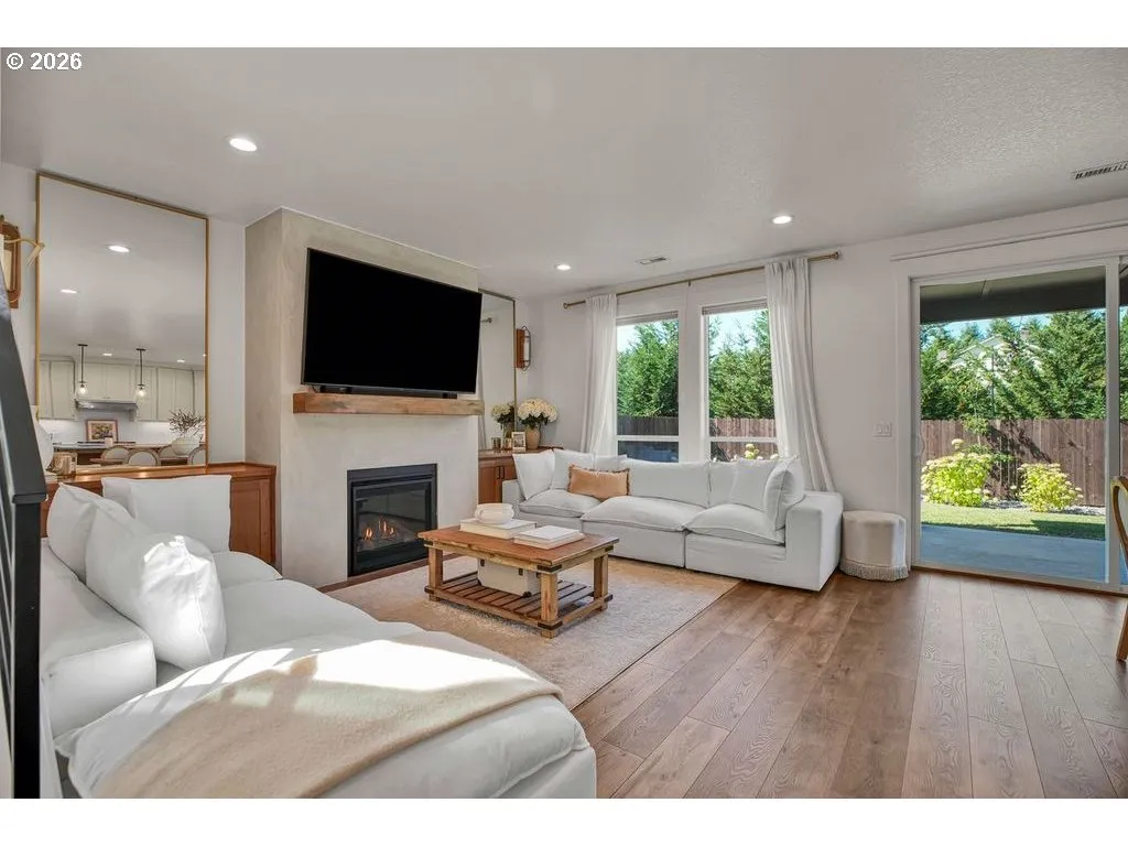 Living Room-Vaulted Ceilings