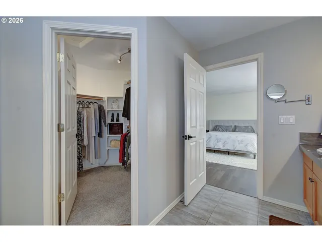 Bathroom, Attached-Walk-In Closet