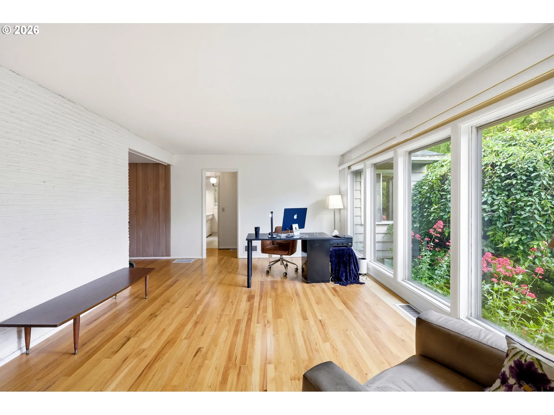 Living Room/Entrance