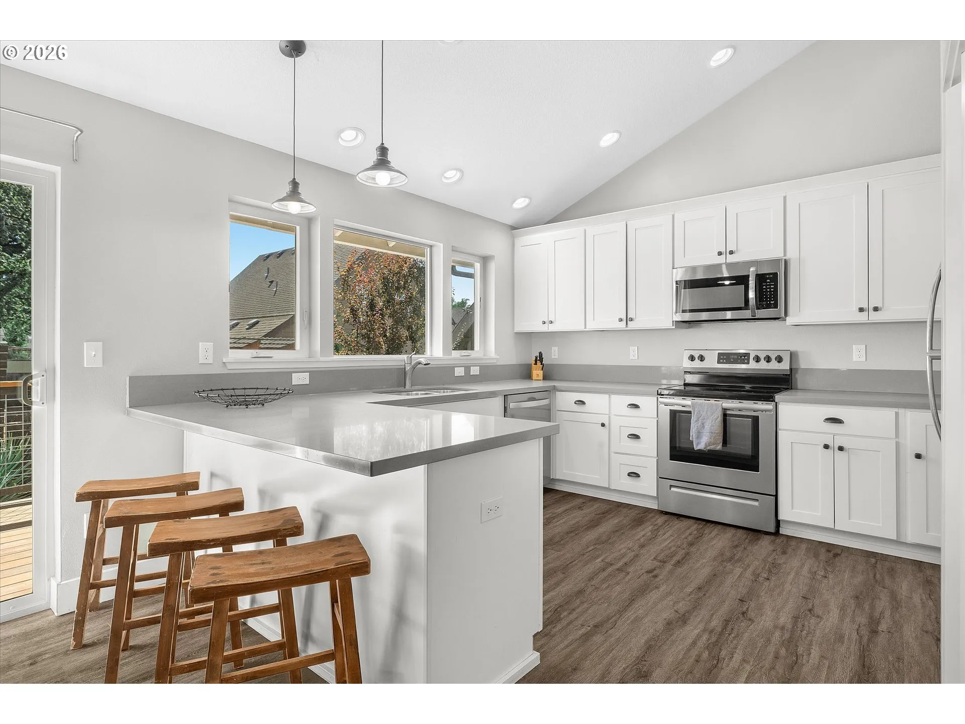 Kitchen-Breakfast Bar