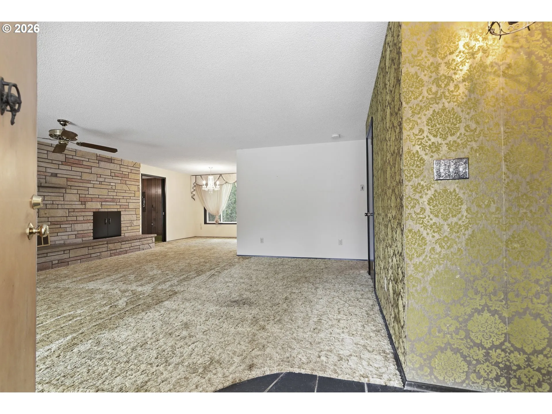 Living Room/Entrance