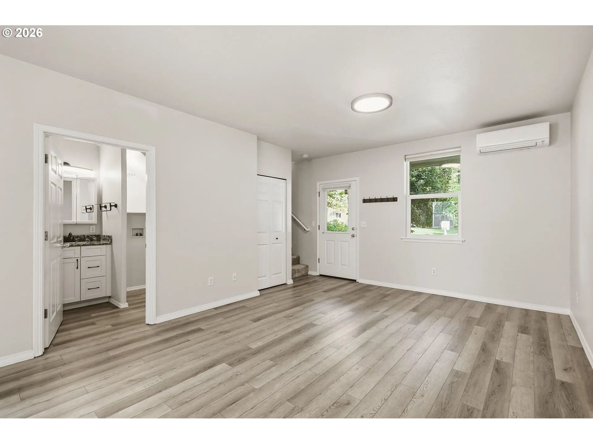 Living Room/Entrance
