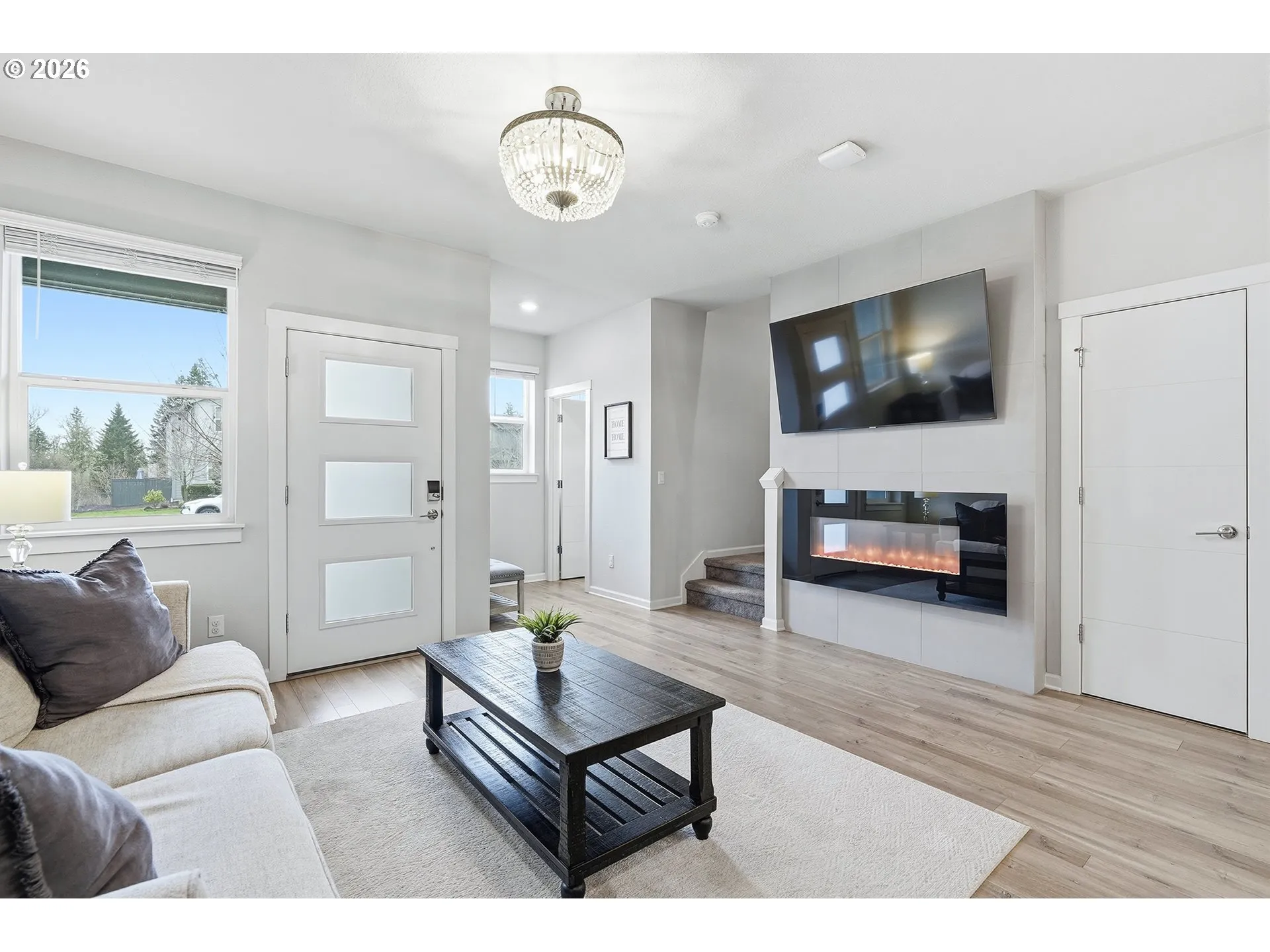 Living Room/Entrance