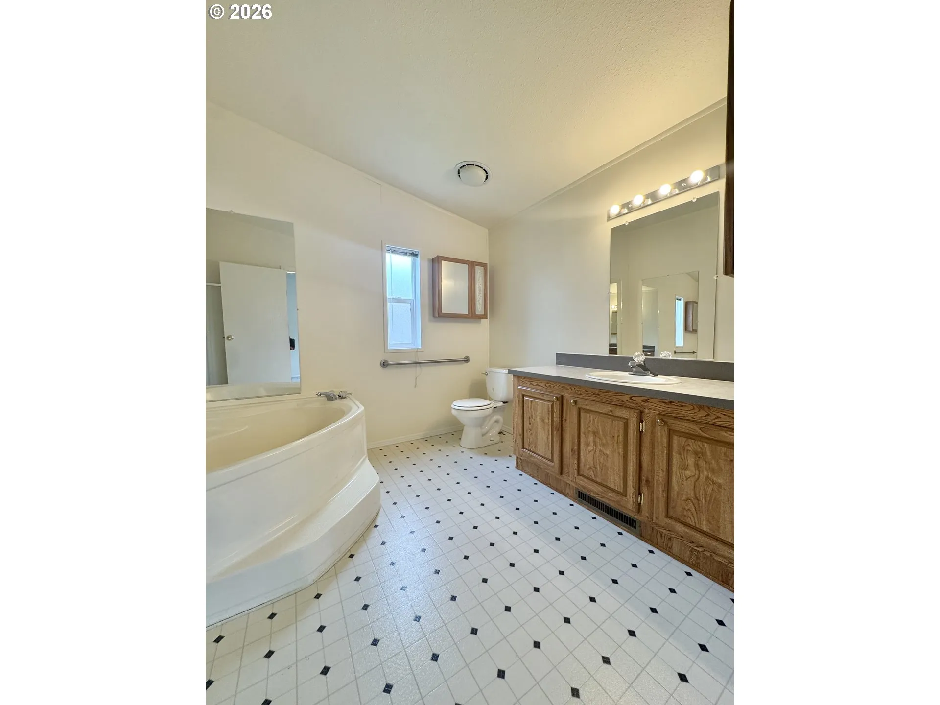 Bathroom, Attached-Garden Tub