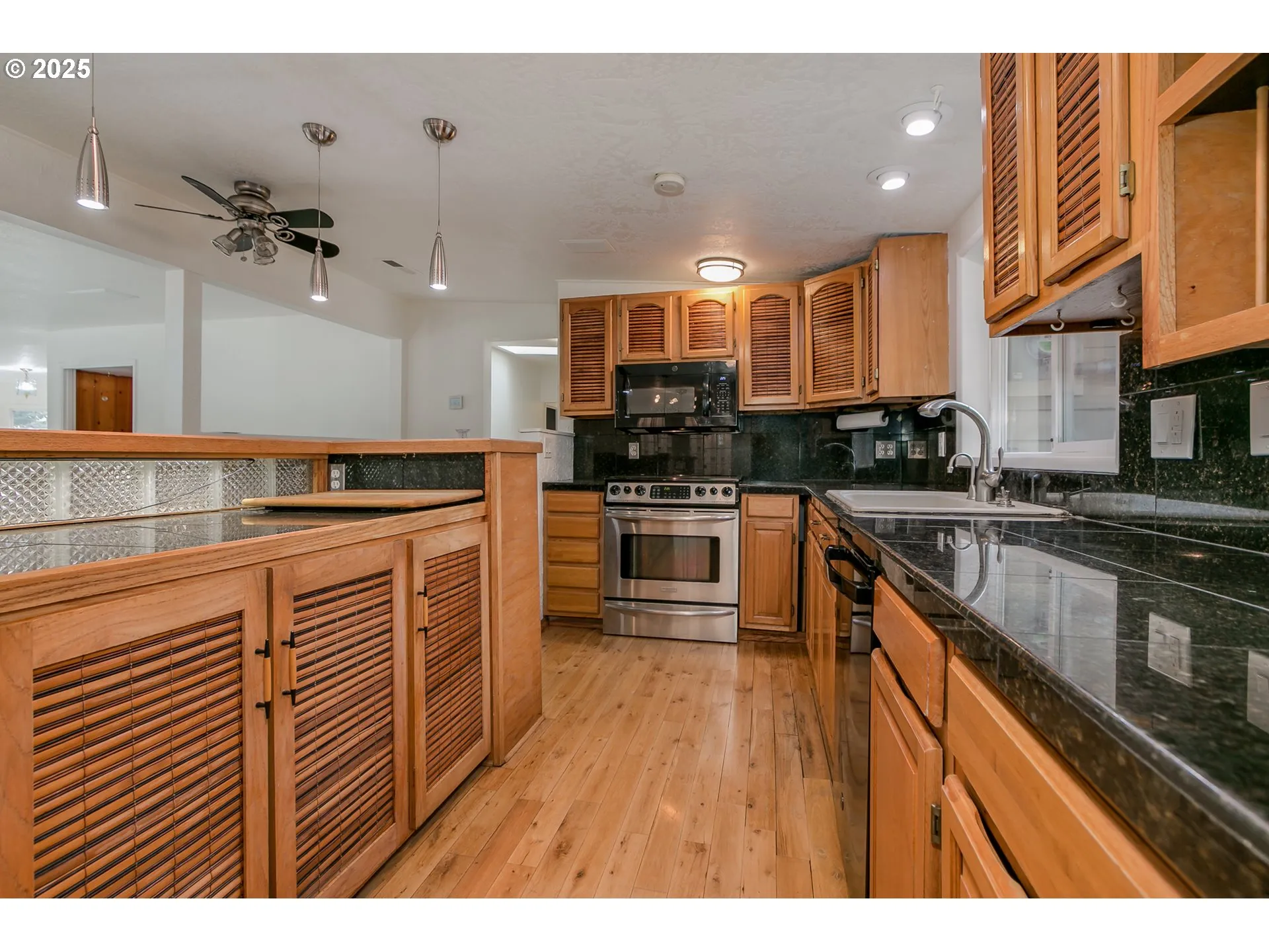 Kitchen-Breakfast Bar