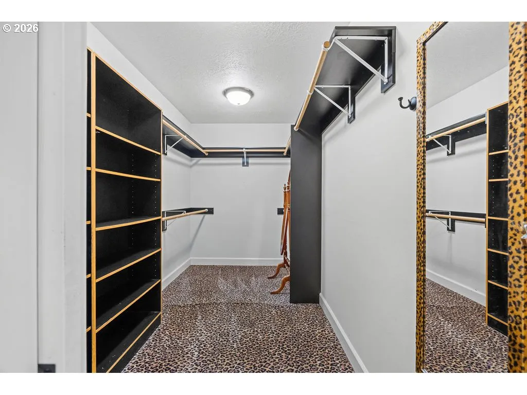 Bathroom, Attached-Walk-In Closet