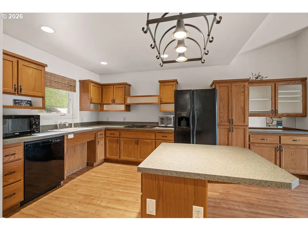 Kitchen-Breakfast Bar