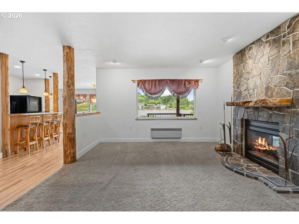 Living Room-Fireplace