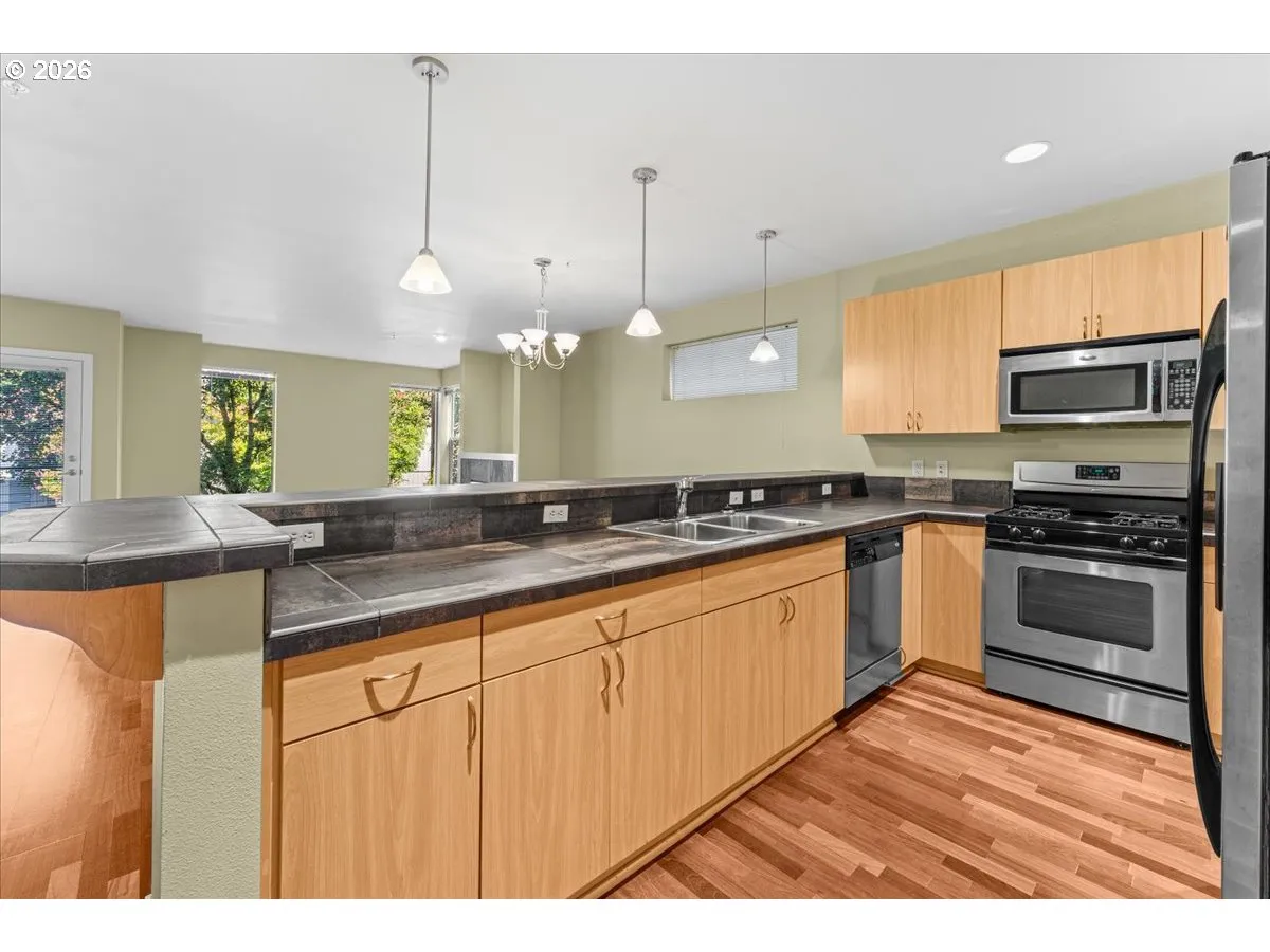 Kitchen-Breakfast Bar