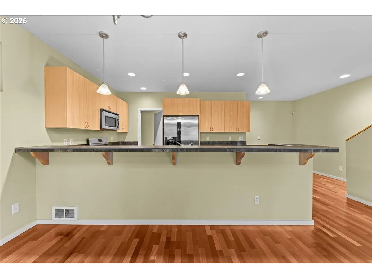 Kitchen-Breakfast Bar