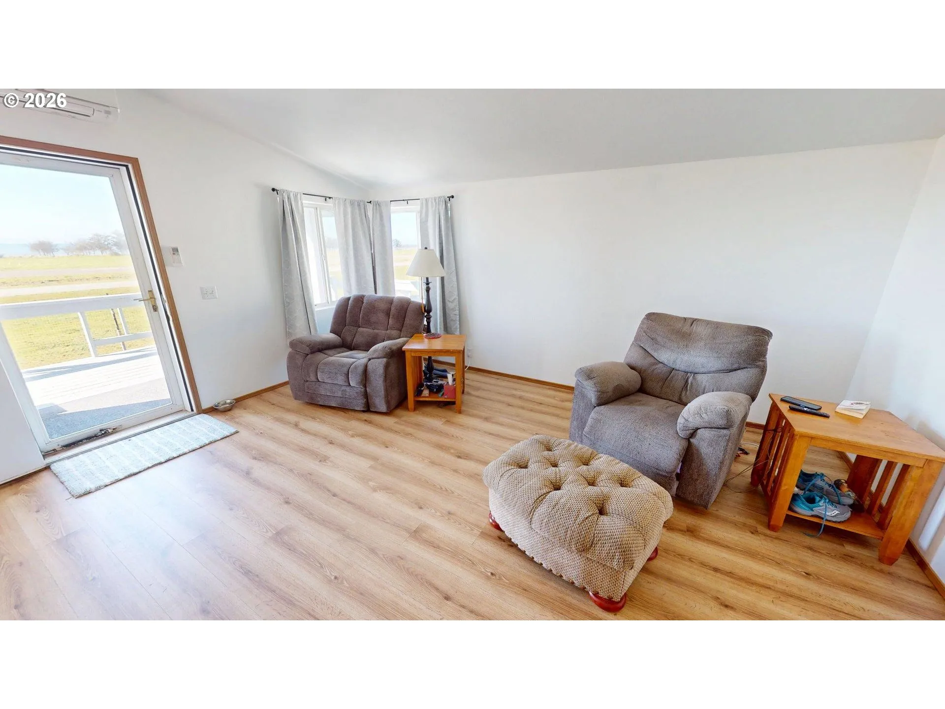 Living Room-Vaulted Ceilings