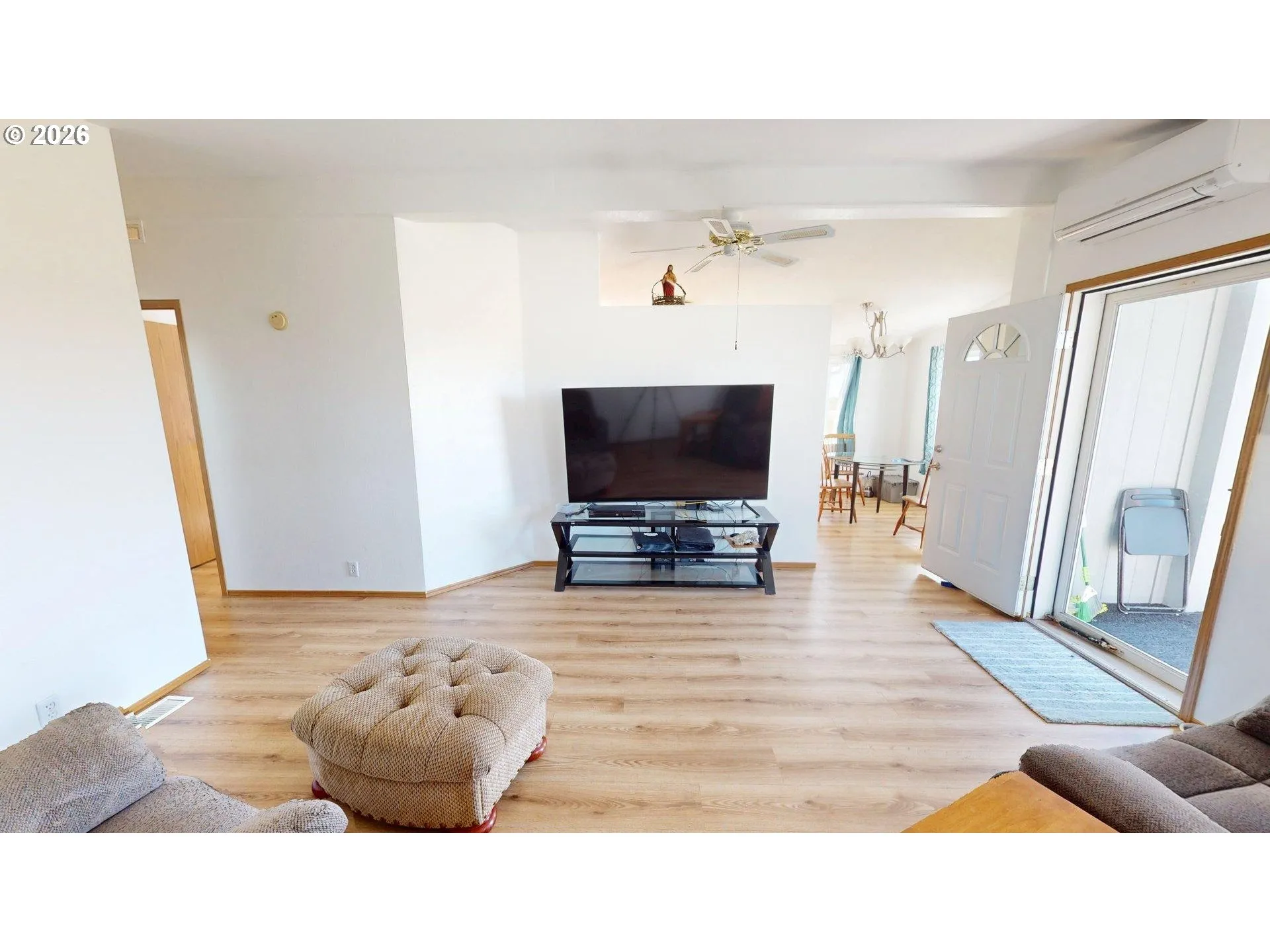 Living Room-Vaulted Ceilings