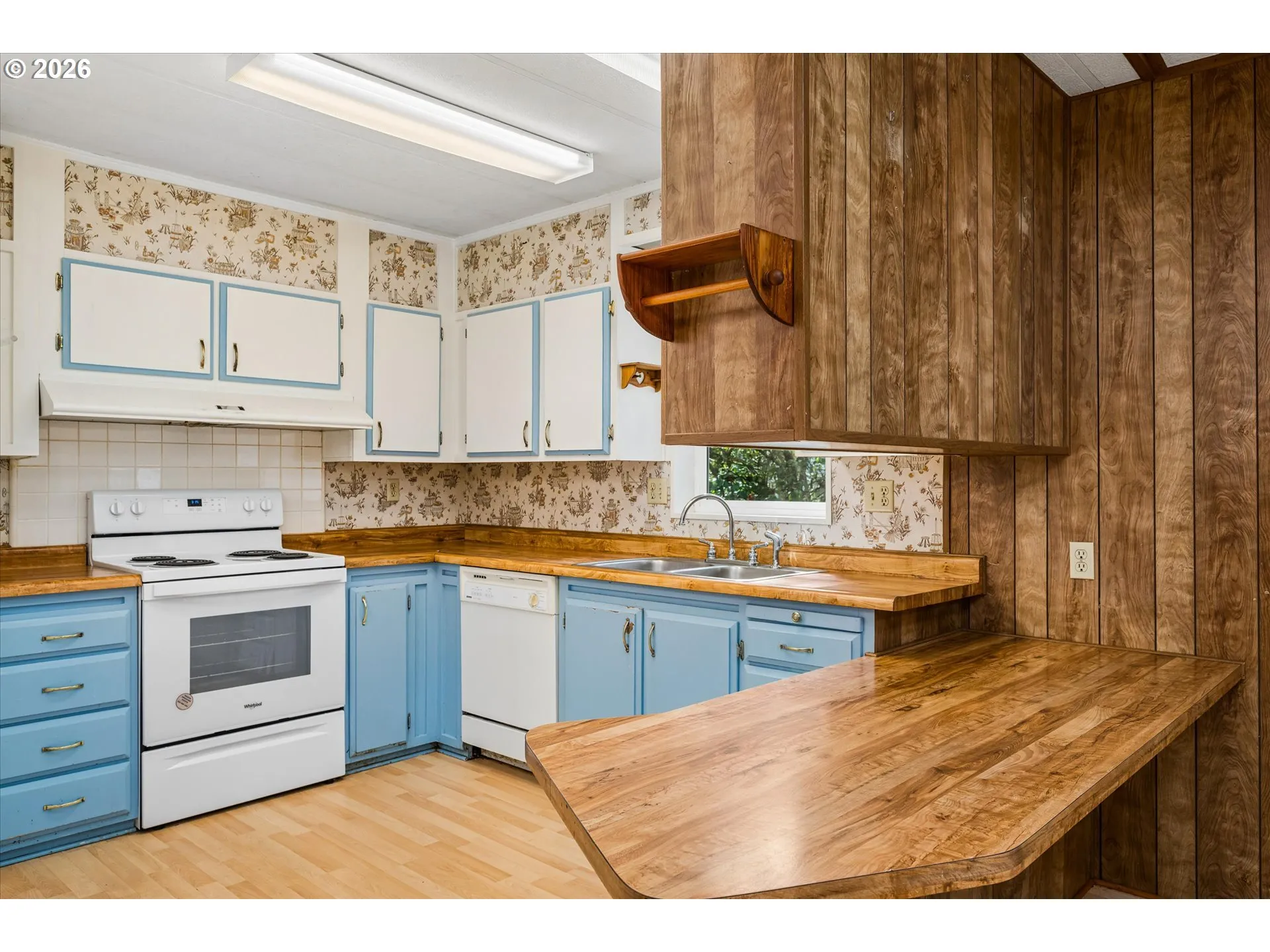 Kitchen-Breakfast Bar