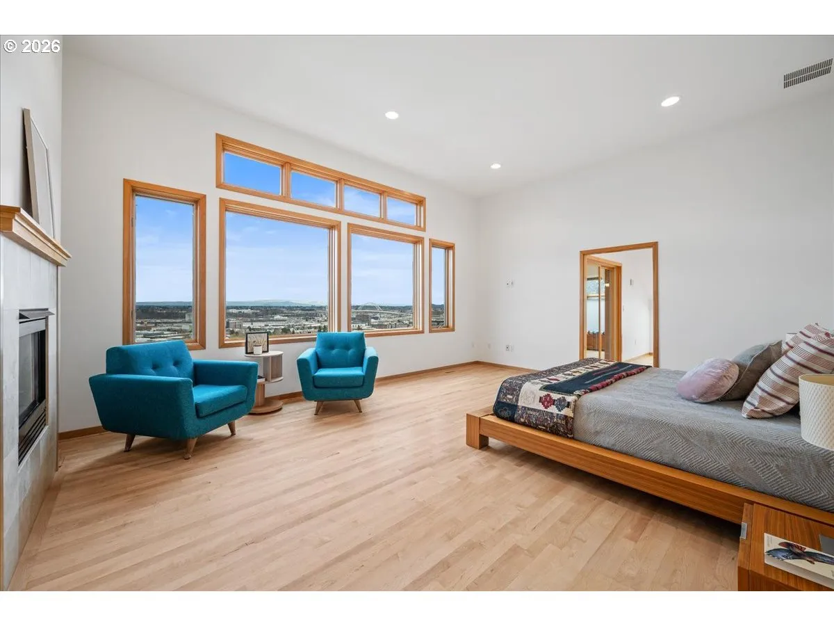 Primary Bedroom-Upper