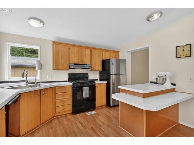 Kitchen-Breakfast Bar