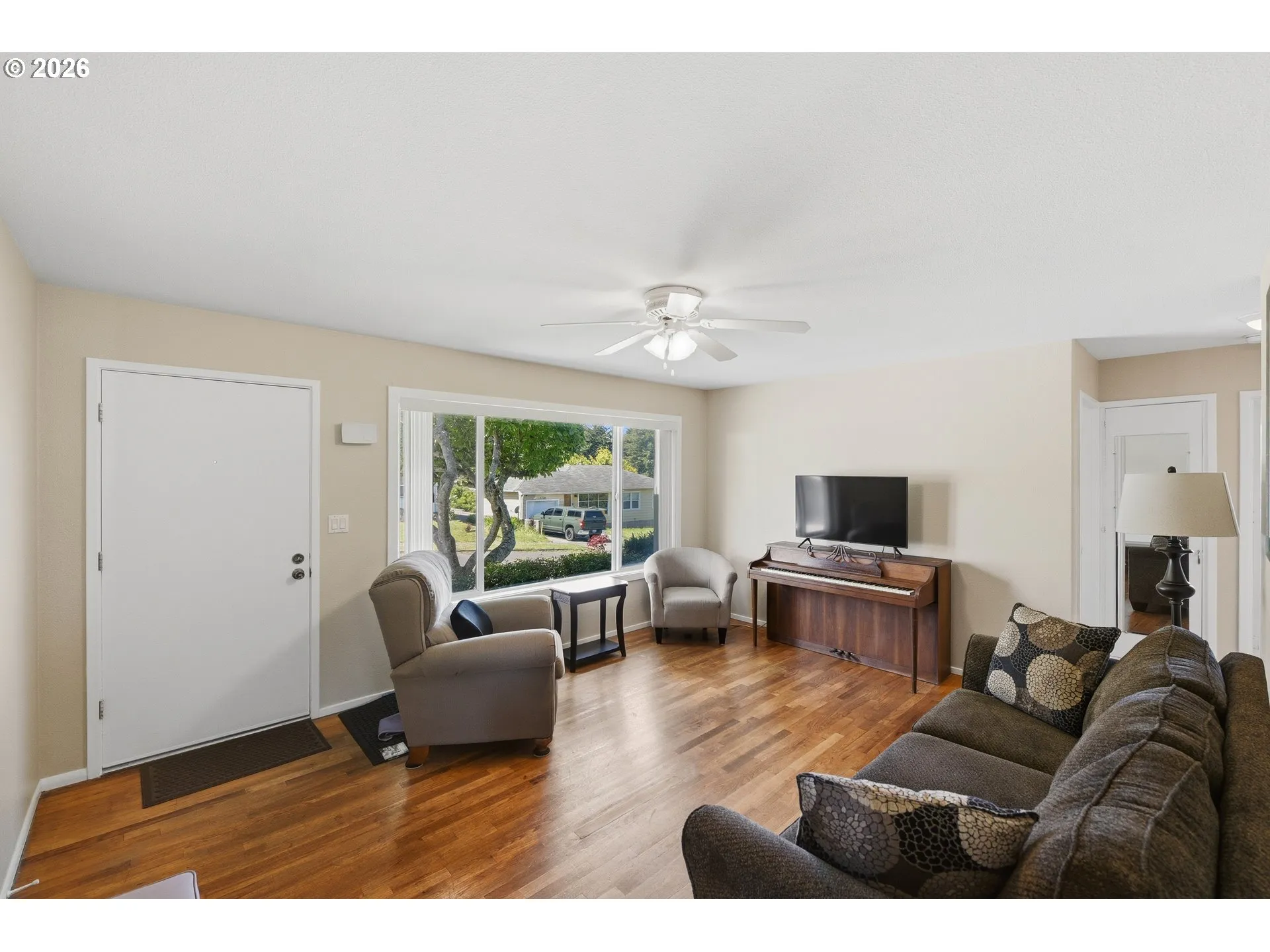 Living Room/Entrance