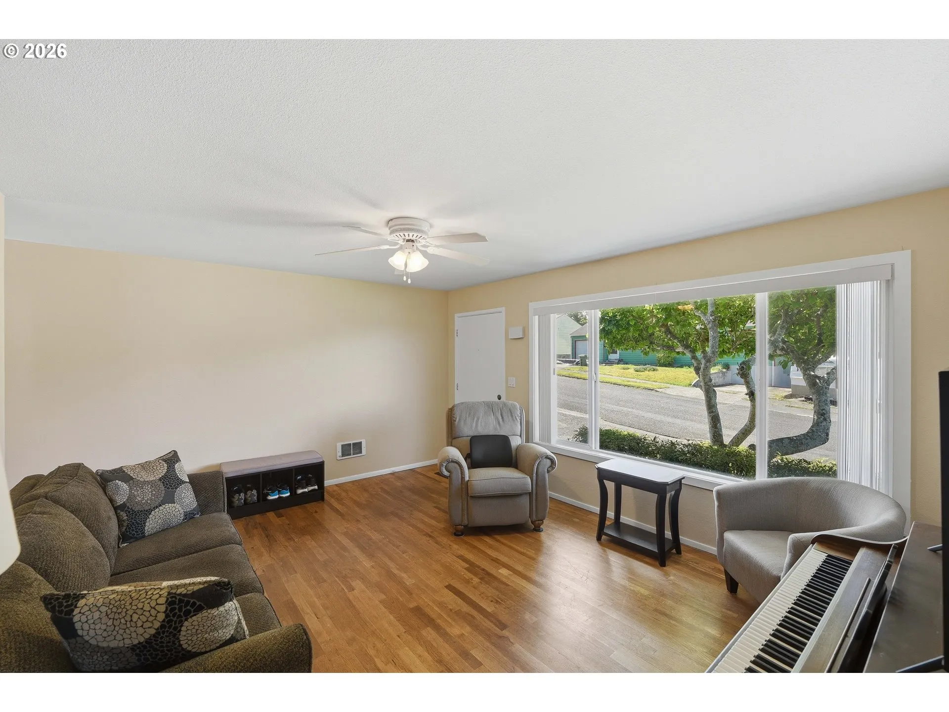 Living Room/Entrance