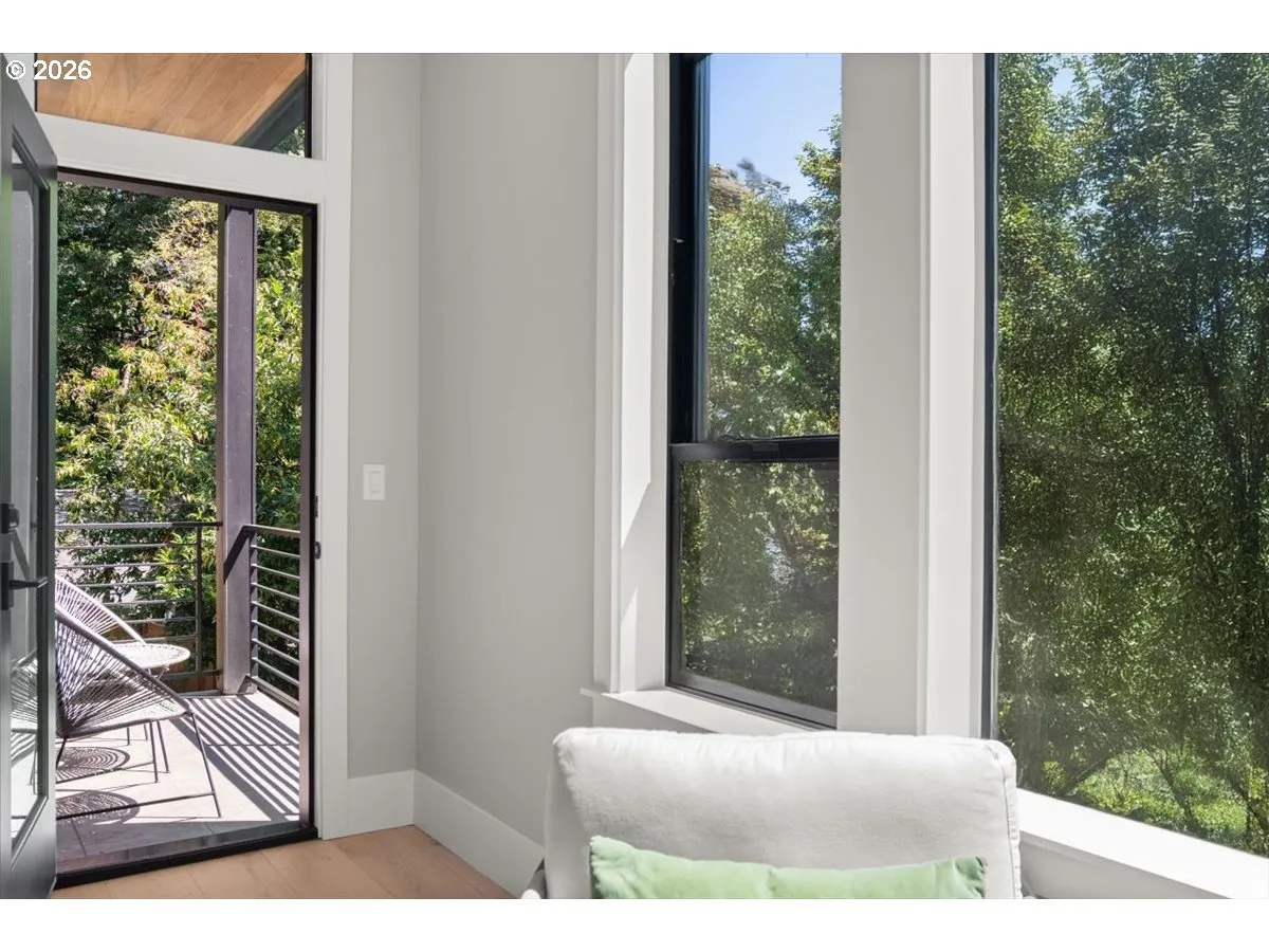 Balcony-Covered
