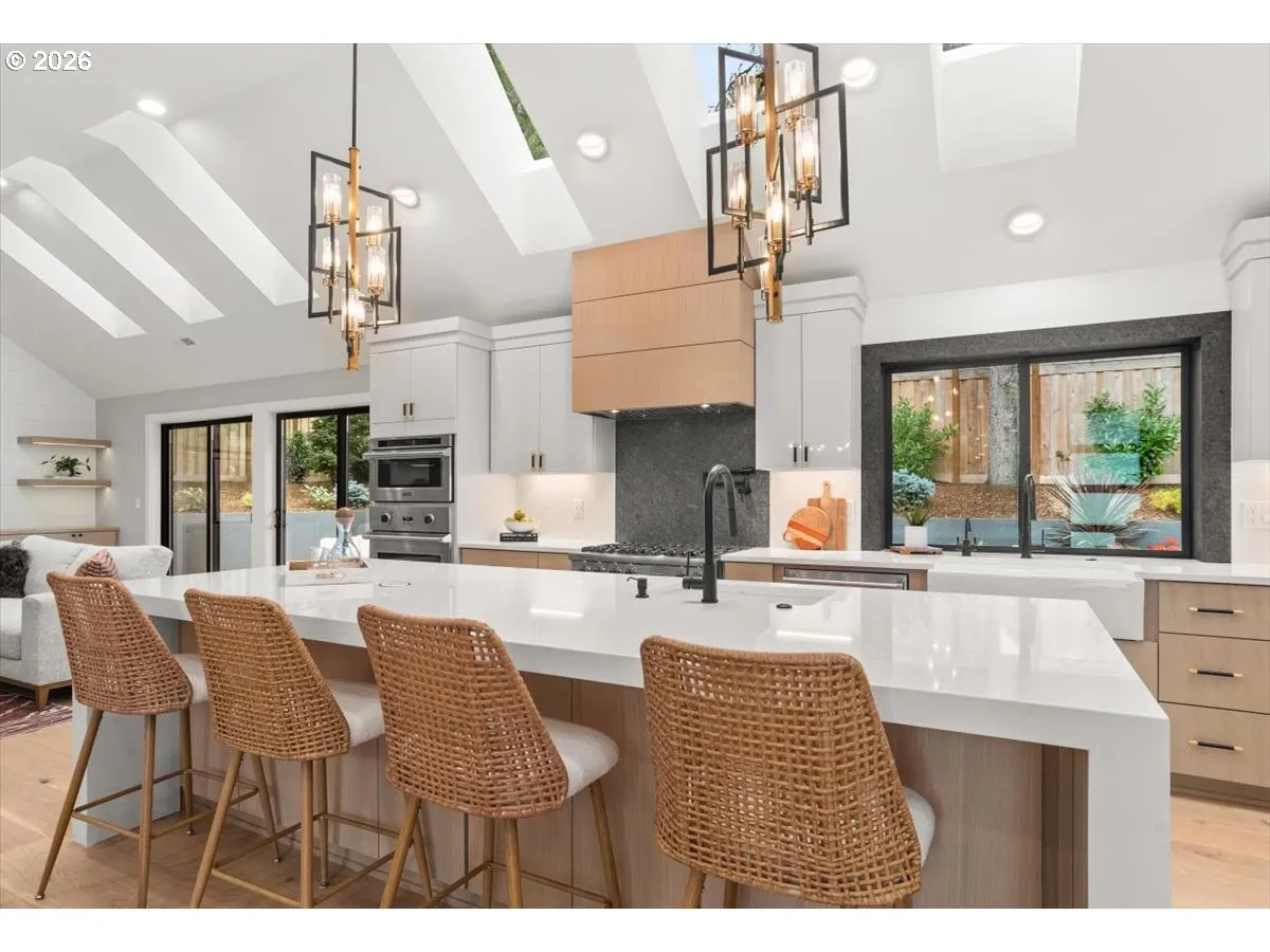 Kitchen-Breakfast Bar