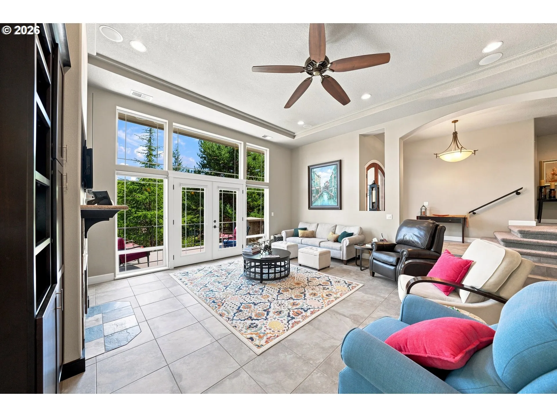 Living Room/Entrance