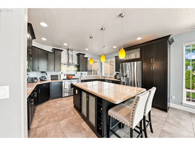 Kitchen-Breakfast Bar