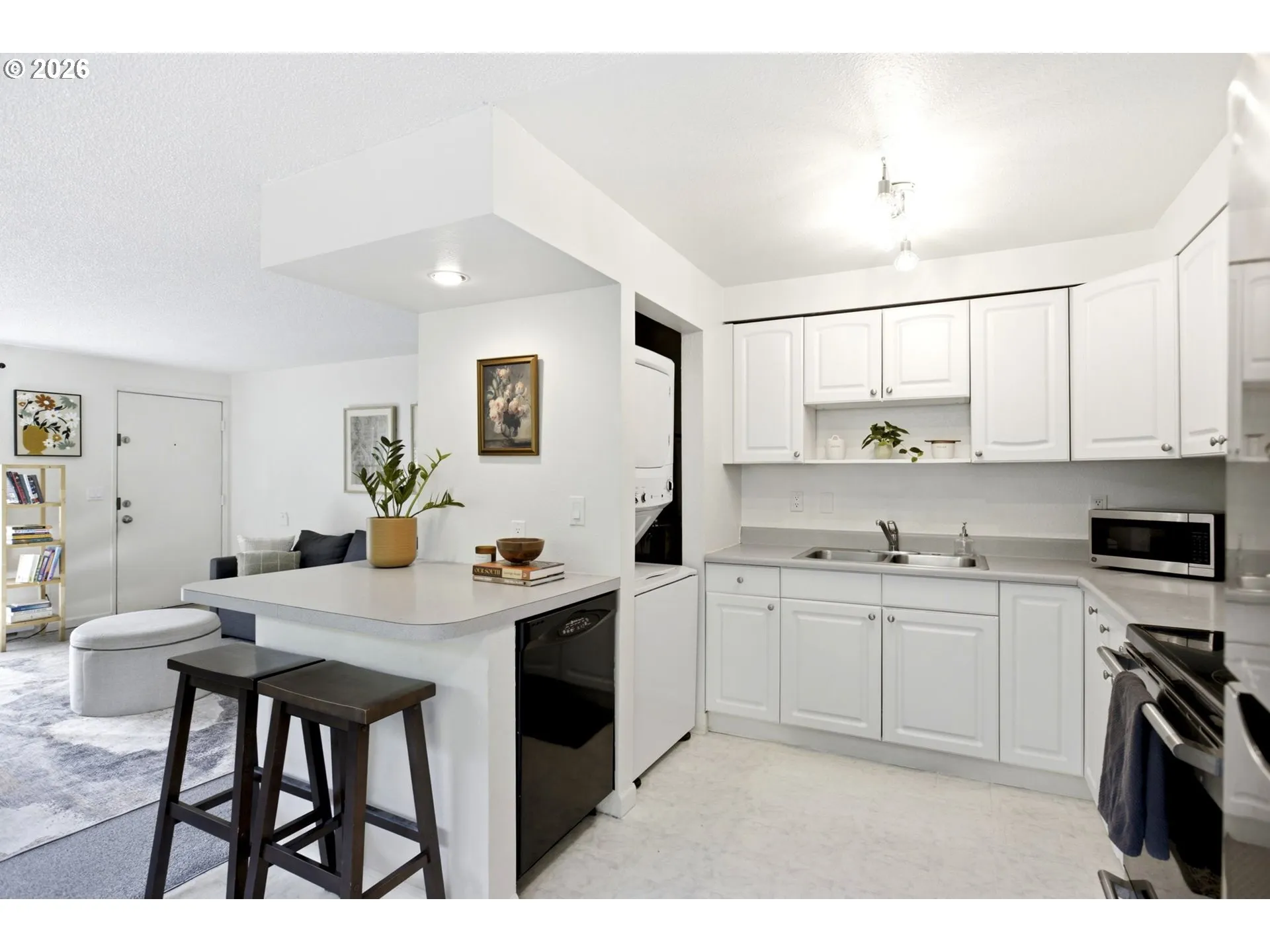 Kitchen-Breakfast Bar