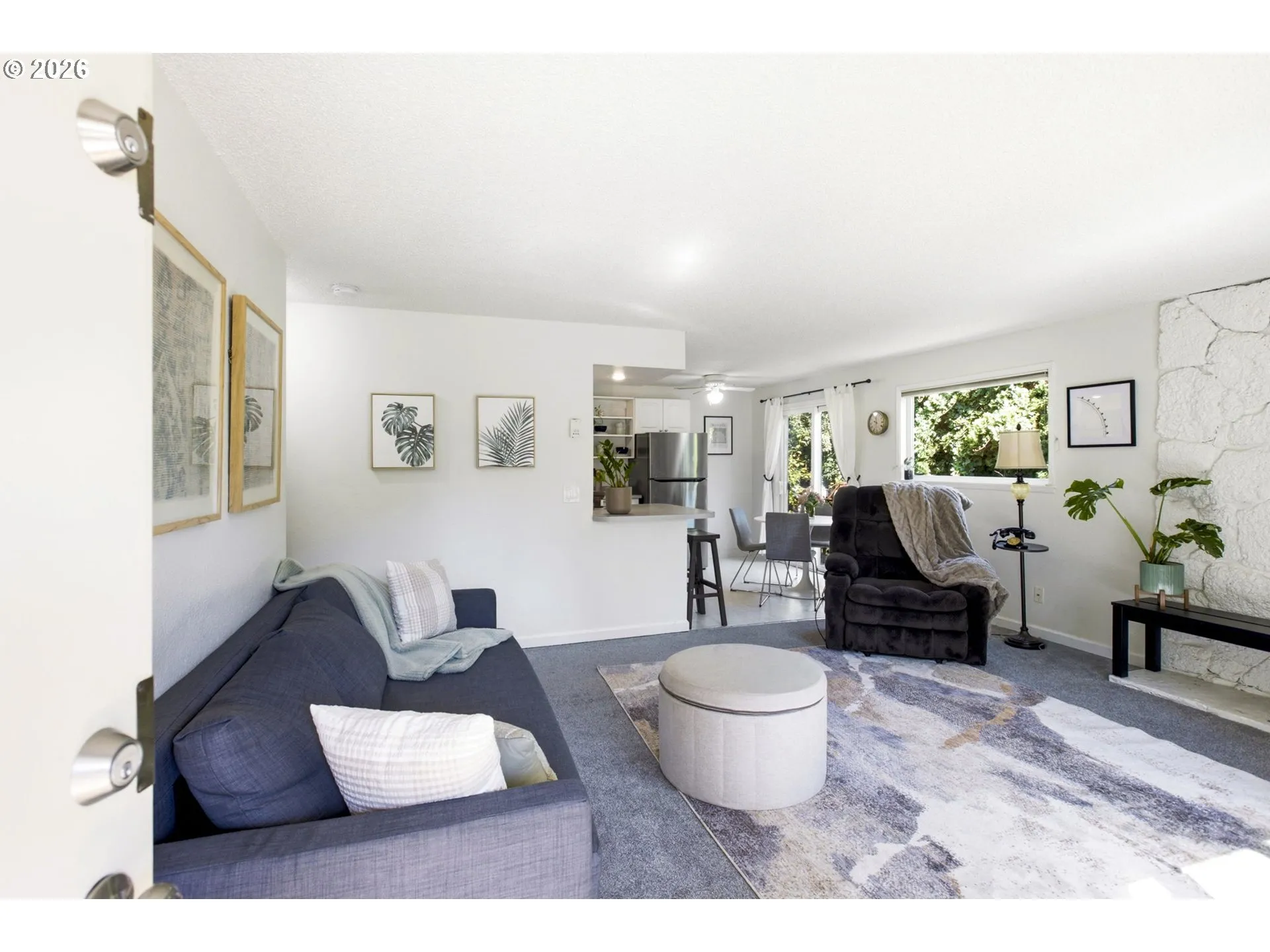 Living Room/Entrance