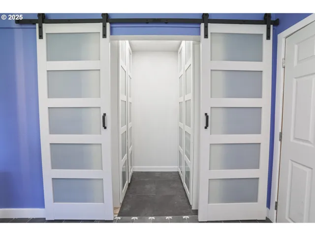 Bathroom, Attached-Walk-In Closet