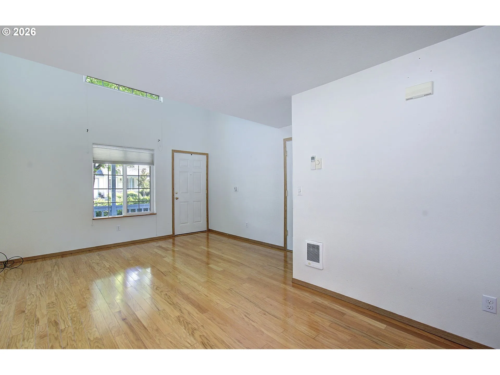Living Room/Entrance