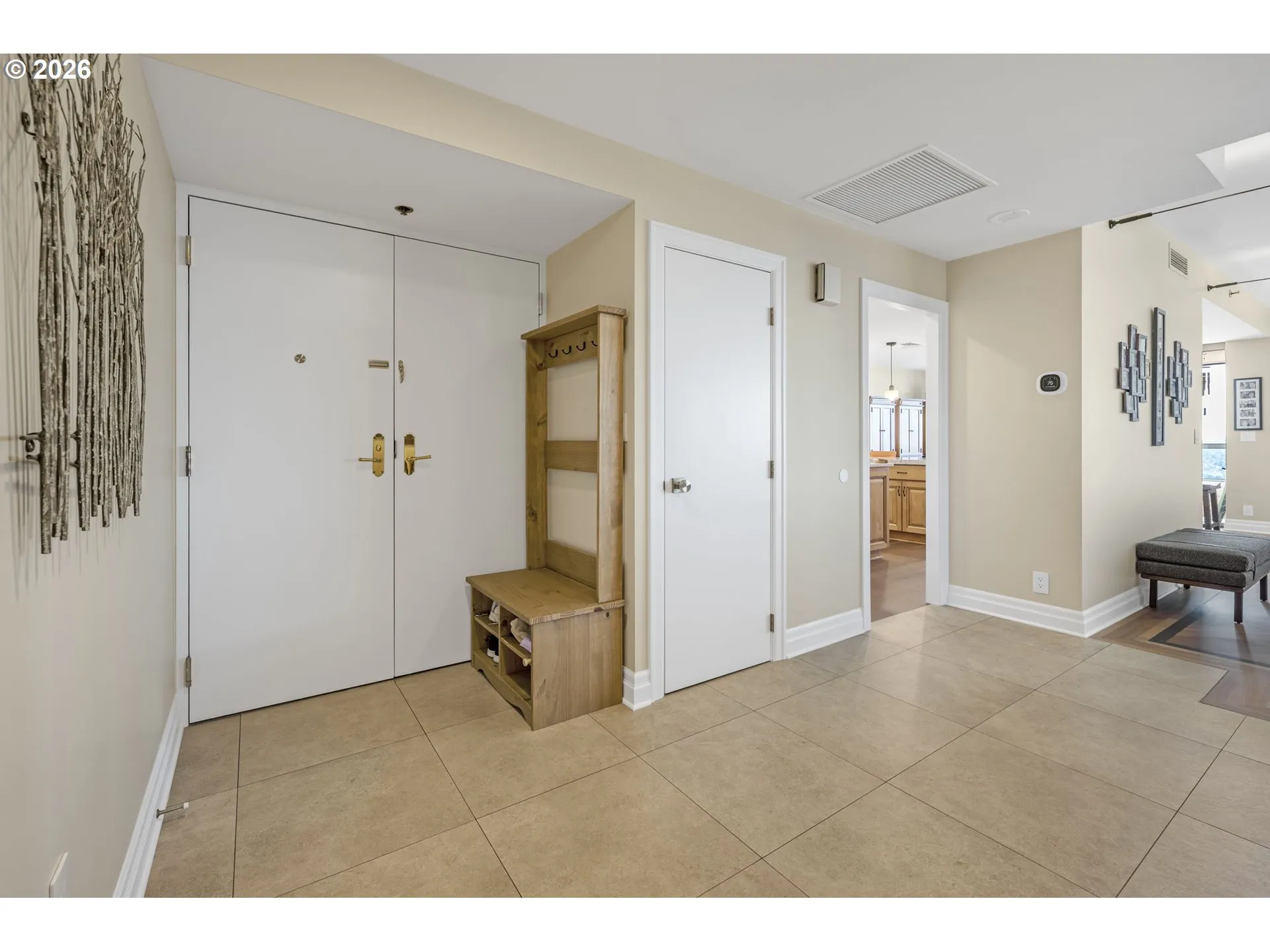 Living Room/Entrance