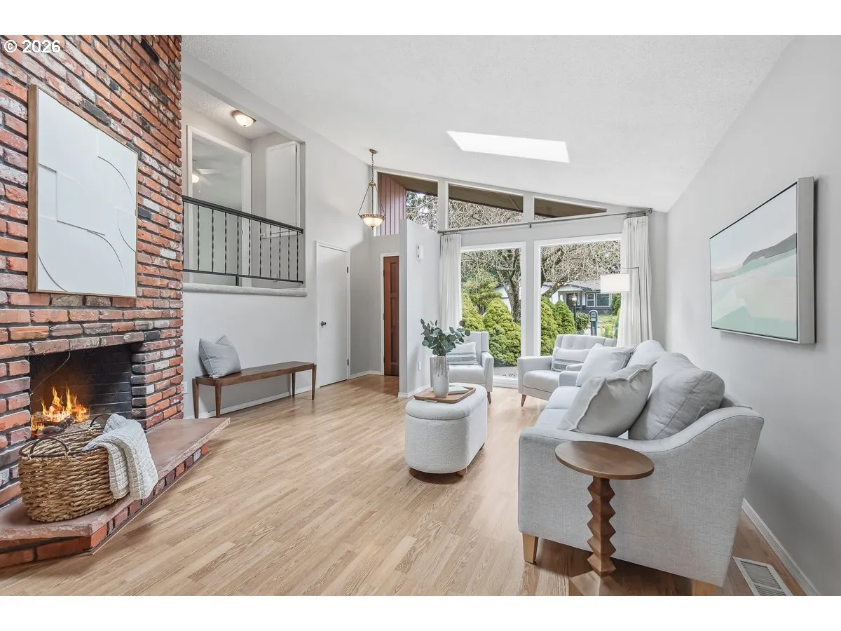 Living Room-Vaulted Ceilings