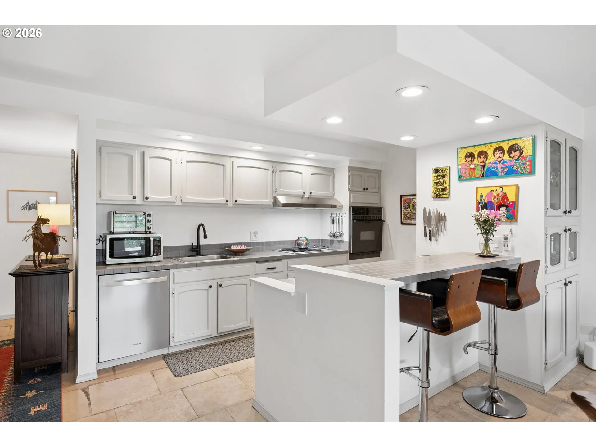 Kitchen-Breakfast Bar