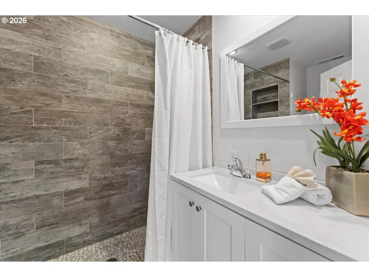 Bedroom-Full Bathroom
