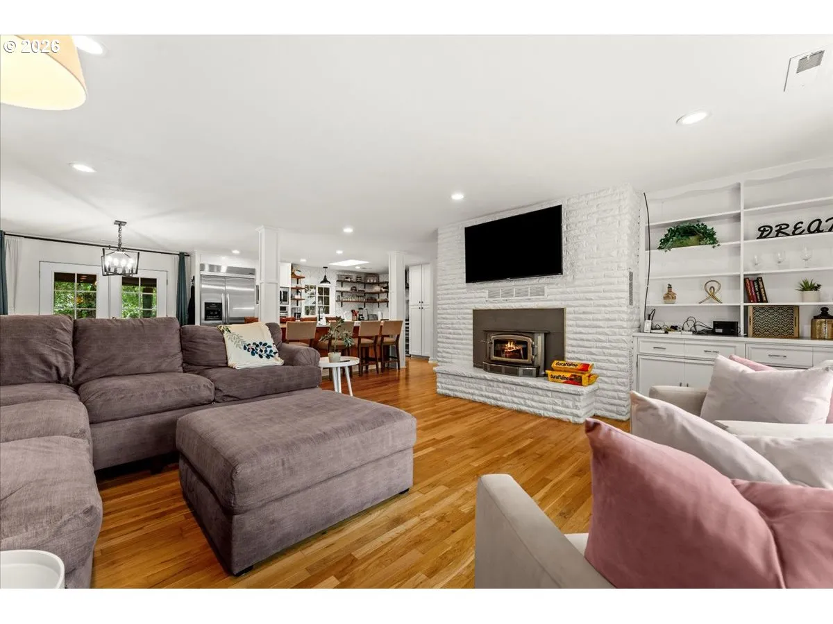 Living Room-Built-In Shelving