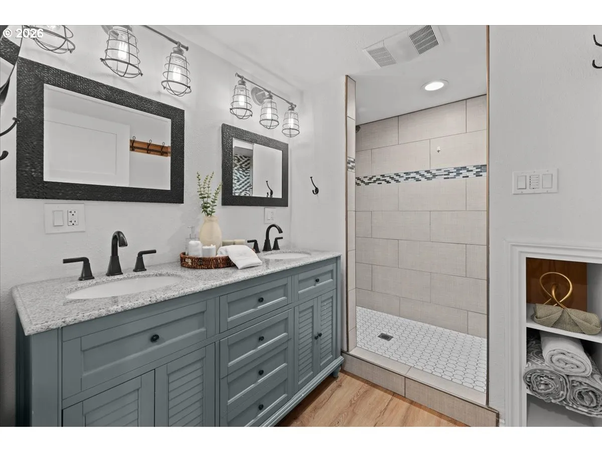 Bathroom-Walk in Shower