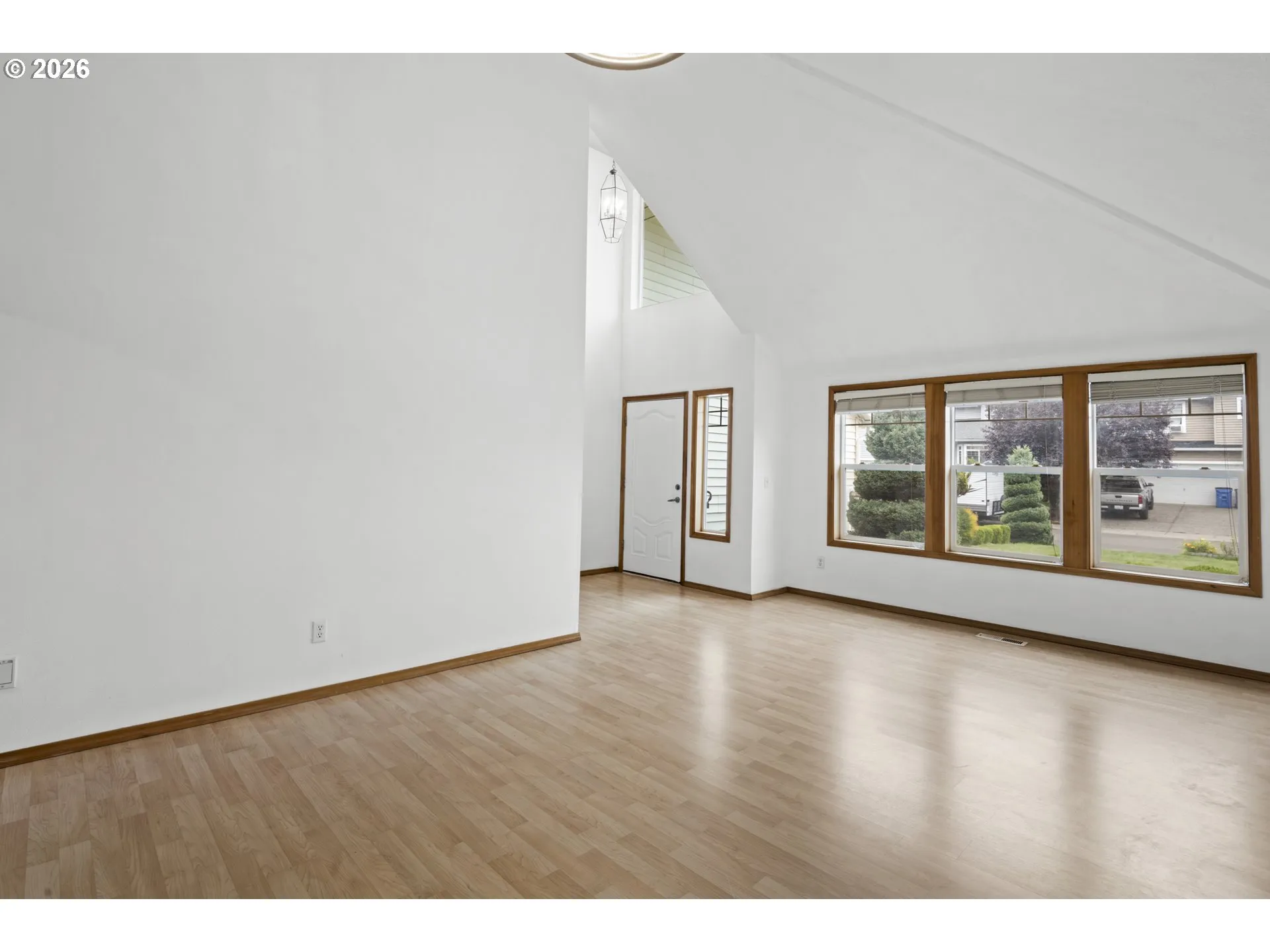 Living Room/Entrance