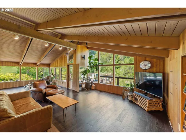 Living Room-Vaulted Ceilings
