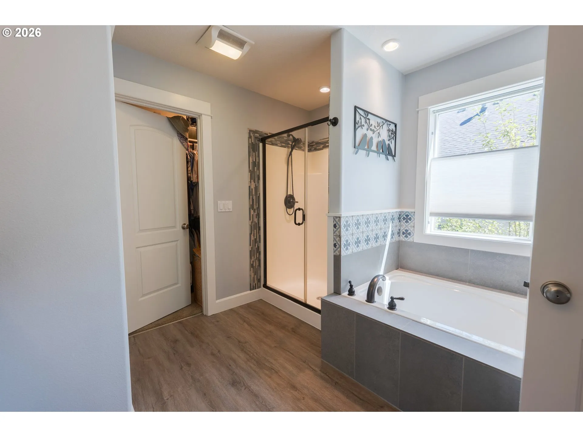 Bathroom, Attached-Walk-In Closet