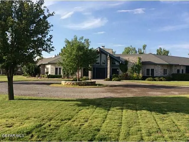 Square Feet Includes Sunroom but not Studio in back with 3/4 Bth