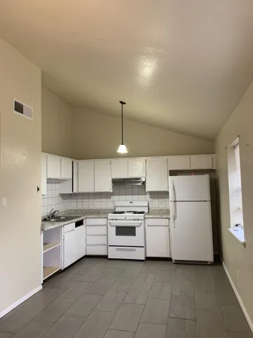 Single story 1/2 duplex! Open floorplan with two bedrooms and 1 full bath!