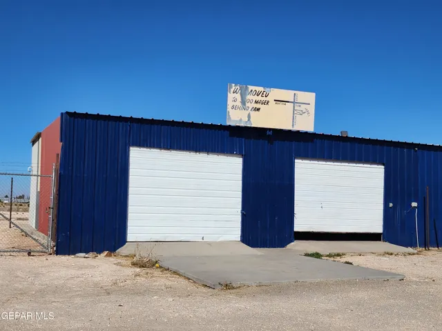 1760 sf Warehouse fronts Montana west of Zaragoza. 11ft high ceiling with 2 garage doors, each 12x9.