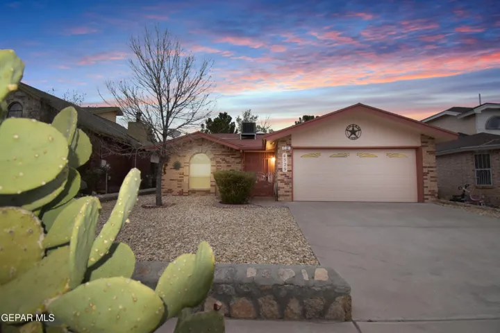 Beautiful well kept home in North Hills!
