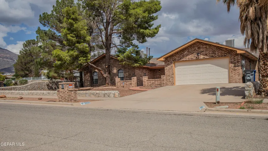 Large, 3 bedroom home on an oversized corner lot located in beautiful Castner Heights. Convenient to Patriot Freeway and Woodrow Bean Transmountain Road/Loop 375 for short drive to Ft. Bliss. Great shopping and dining in the area and close to mountain trails and parks.