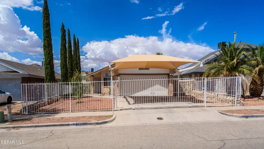 Welcome to this cozy starter home located in the neighborhood of