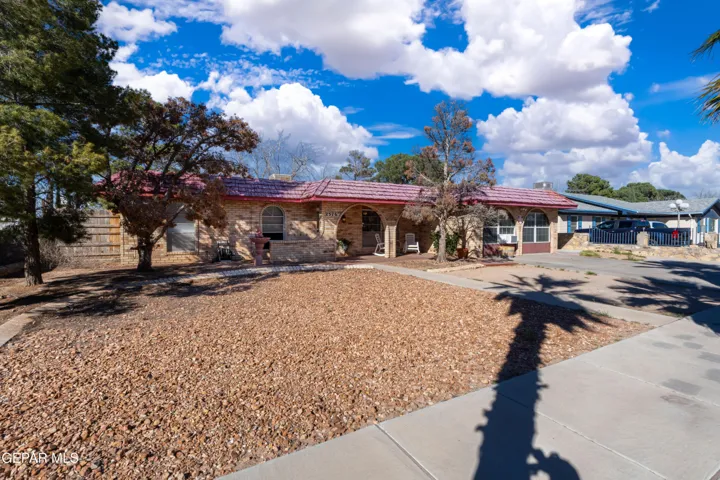 1576 Kenazo Avenue, Horizon City, Texas 79928